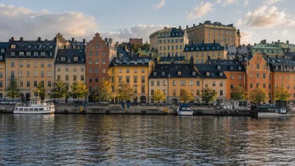 Genererad vy av Stockholms kaj, husfasader och vatten