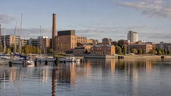 Genererad vy av Västerås småbåtshamn och industrikvarter vid Mälaren