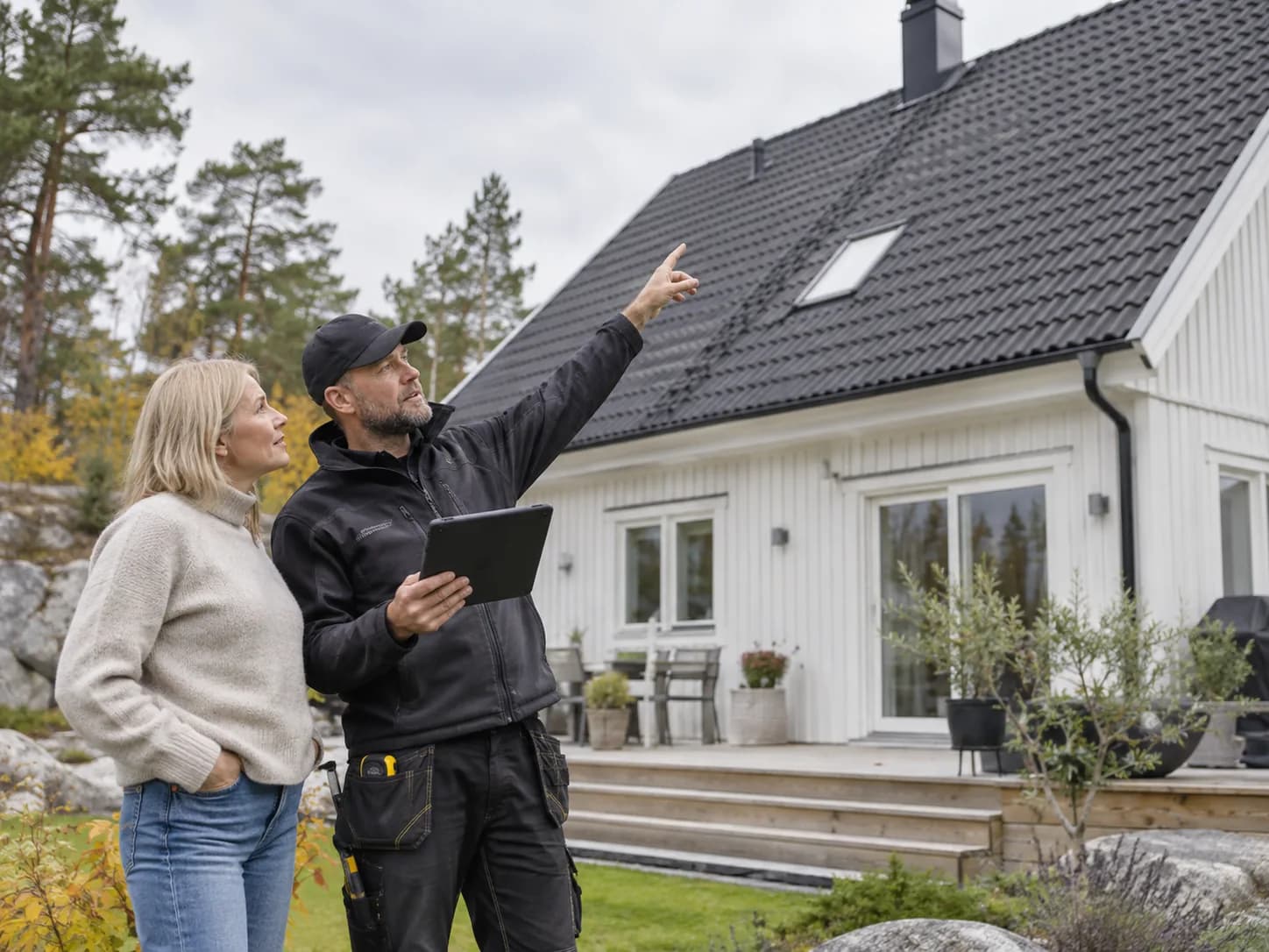 Husägare och fackperson granskar taket
